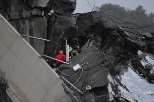 Ponte Morandi crollato a Genova: colpiti capannoni Amiu e Ansaldo