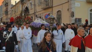 Salerno, auto sulla folla alla processione: prete sviene, tutti si giocano i numeri al Lotto
