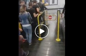 Napoli, viaggiatori in metro Piscinola senza biglietto: video denuncia