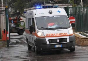 Milano, tutti maschi sull'ambulanza: il marito rifiuta soccorso per la moglie incinta (foto Ansa)