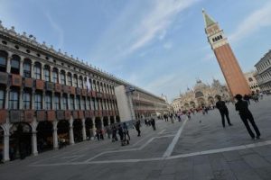 Venezia, vietato dipingere in piazza: cacciato Ken Howard, pittore di Sua Maestà la regina