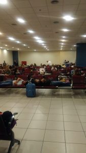 Rodi, volo Blue Panorama per Roma non parte: turisti bloccati in aeroporto VIDEO