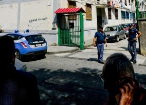 Napoli, inseguito dalla polizia muore cadendo da un terrazzo (foto Ansa)