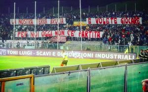 Pisa-Arezzo, ultrà lasciano stadio per protesta: "La nostra terra brucia e voi volete giocare..."
