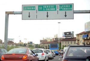 A8 Milano-Varese, donna scende dall'auto per salvare le figlie, ma viene travolta e uccisa