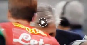 Carlo Ancelotti cade durante Sampdoria-Napoli VIDEO