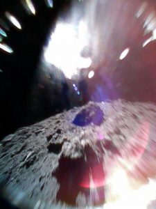 Il rover MINERVA-II-1A ha catturato questa immagine sabato 22 settembre mentre saltava sulla superficie dell'asteroide Ryugu 3