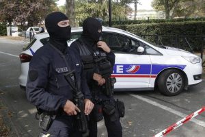 Parigi, attacco armato di coltello: ferisce 7 passanti