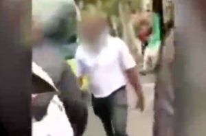 Francia, autista di bus schiaffeggia ragazzino che attraversa di colpo 