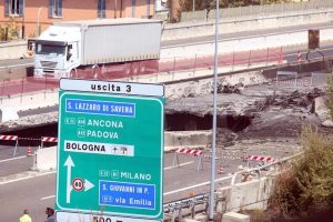 Incendio Bologna, lunedì riapre viadotto A14: meno di 2 mesi per ricostruirlo. E a Genova...