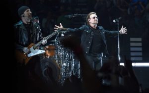 U2, Bono resta senza voce: interrotto il concerto a Berlino VIDEO