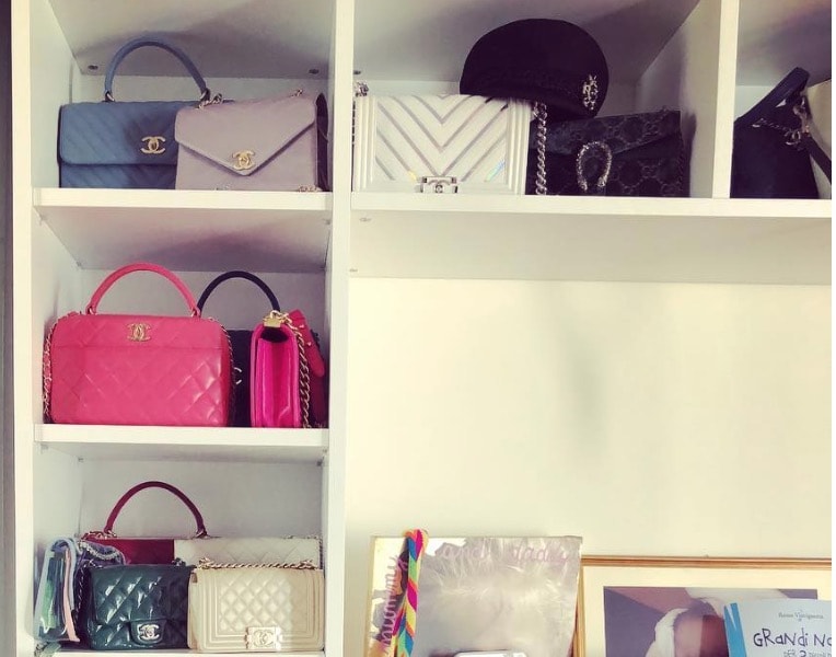 Sonia Bruganelli, su Instagram foto con le borse di Chanel. Piovono critiche
