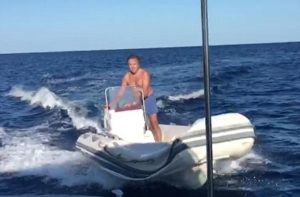 Sardegna, insegue turisti in barca: "Mi avete danneggiato il gommone. Vi uccido"