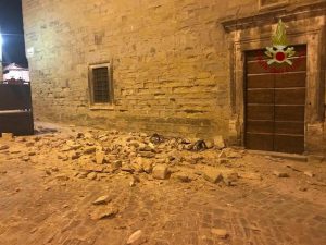 Città di Castello (Perugia): crolla un pezzo di muro del Duomo, boato in tutto il centro storico