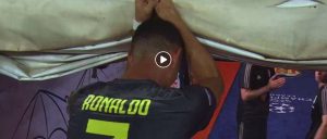 Valencia-Juventus, Cristiano Ronaldo espulso per una manata a Murillo. Il portoghese esce in lacrime VIDEO