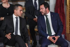 Attacchi ai magistrati, Di Maio a Salvini: "Attento alla spallata, vogliono M5s con il Pd"
