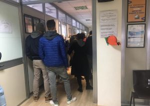 Cagliari, in fila dal medico: "Tutta colpa di un negro". La dottoressa: "Mi vergogno"