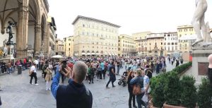 Firenze, vietato mangiare sui marciapiedi del centro: multe fino a 500 euro