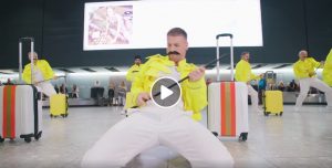 Heathrow, addetti ai bagagli omaggiano Freddie Mercury