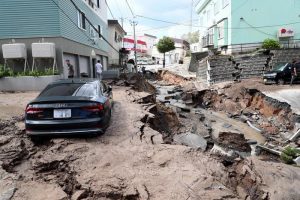 Terremoto in Giappone, frana sulle case: morti, feriti e dispersi