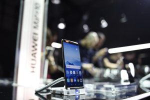 Huawei accusata di aver barato su prestazioni degli smartphone