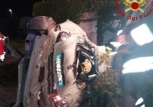 Guanzate (Como), incidente: auto accartocciata contro muretto. 3 ragazzi morti 