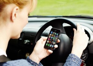 Incidenti stradali e cellulari: sequestro smartphone per un mese. Proposta sul portale della Polizia Stradale