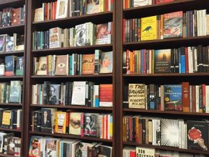 Roma: il Municipio I chiude la libreria Otherwise: libri all'esterno senza permesso. Peccato che...