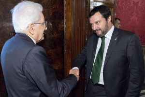 Manovra, l'altolà di Mattarella: "Costituzione impone equilibrio bilancio". Salvini-Di Maio: "Stia tranquillo"