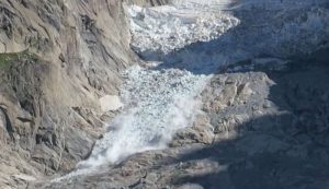 Monte Bianco, maxi distacco dal ghiacciaio Charpoua
