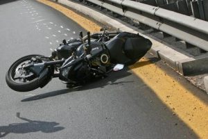 Cogollo del Cengio (Vicenza), militare di 25 anni sbanda in moto e finisce contro un palo: morto sul colpo