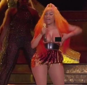 Nicki Minaj fuori di seno sul palco a Philadelphia 