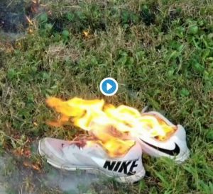 Nike sfida Trump, fan del presidente lanciano boicottaggio col fuoco