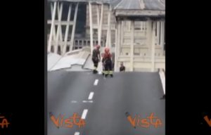 Ponte Morandi, uomo in bilico sul bordo: il salvataggio dei Vigili del fuoco VIDEO
