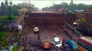 Calcutta, crolla ponte Majeraht: morti e feriti come a Genova