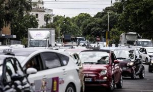 Roma, Ecopass in centro: Raggi pronta a introdurre il pedaggio per auto e moto (2 euro?)