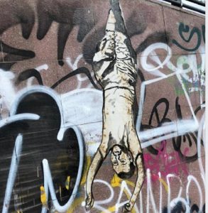 Salvini appeso a testa in giù come Mussolini: murales a Torino FOTO
