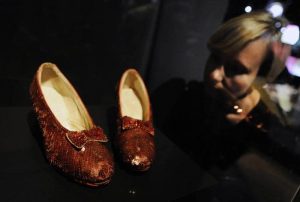 Fbi trova le scarpette rosse di Judy Garland indossate nel Mago di Oz