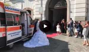 Matrimonio a Boscoreale, la sposa arriva in ambulanza: è polemica VIDEO