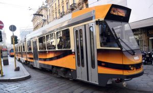 Milano, uomo sdraiato sui binari travolto e ucciso da tram