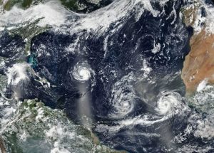 Uragano Florence spaventa gli Usa: è "il peggiore degli ultimi 60 anni". Aereo nell'occhio della tempesta VIDEO