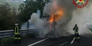 A16 Napoli-Canosa, Tir carico di rifiuti va a fuoco: traffico in tilt