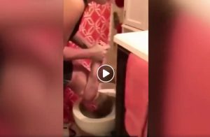 Madre immerge la testa del figlio nel water: "Era un gioco..." VIDEO