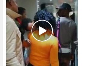 Cagliari, la capotreno caccia alcuni stranieri senza biglietto: "Ti prendo a calci in c..." VIDEO