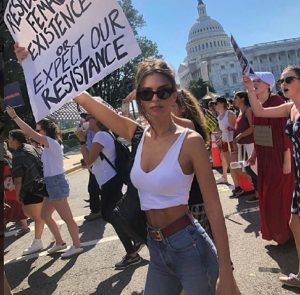 Emily Ratajkowski arrestata durante protesta contro Kavanaugh (foto Instagram)
