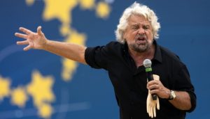 Beppe Grillo: "Macron? Un bambino violentato da un'anziana" VIDEO