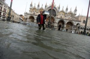 Maltempo Venezia, acqua alta da record: chiusa piazza San Marco VIDEO (foto Ansa)