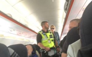 Passeggera fuma sul volo Napoli-Liverpool: fatta scendere dalla polizia VIDEO