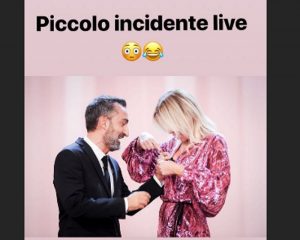 Alessia Marcuzzi, incidente osé in diretta a Le Iene col microfono