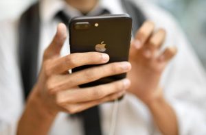 Apple e Samsung multate: aggiornamenti software per far morire prima gli smartphone